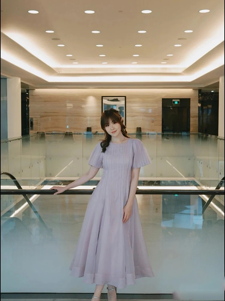 

Новое элегантное женское платье с круглым вырезом и пышными рукавами лета 2025 — это милое плиссированное и облегающее платье принцессы.