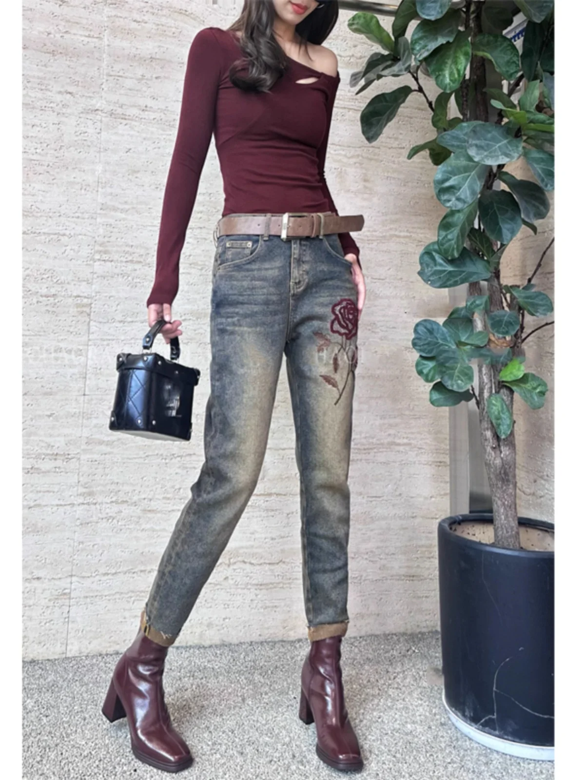 

Spring 2026 New Sle Embroidered Rose Flower Thiened Faded Micro-Craing Jeans High Waist Nine-Piece Length Casual Wear