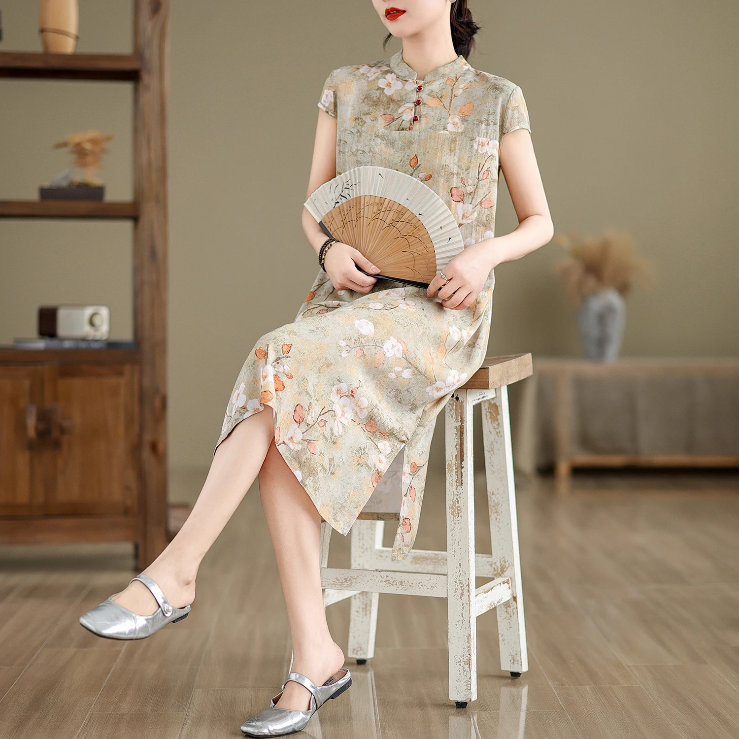 ชุดกี่เพ้าสไตล์จีนแบบหลวมพิมพ์ลายใหม่ พร้อมกระดุมตกแต่ง ให้ความรู้สึกหรูหรา แฟชั่นฤดูร้อน แขนยาว ผ้าโพลีเอสเตอร์ผสม