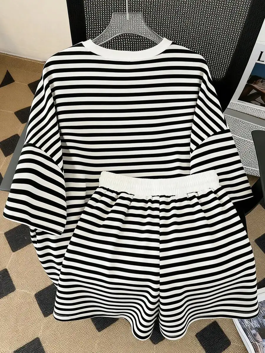 

2pcs Women Black And White Striped Casual Short Sleeve Top And Shorts Set