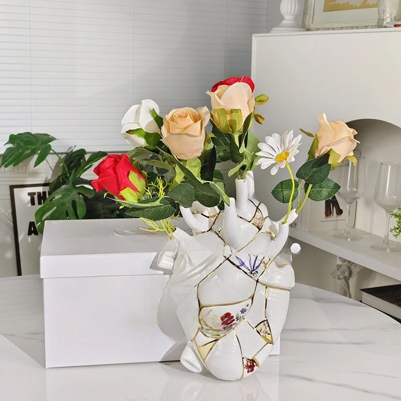 

High Value Heart Vase, Living Room Wine Cabinet, TV Cabinet, Home Decoration Ornament, Bone China Vase