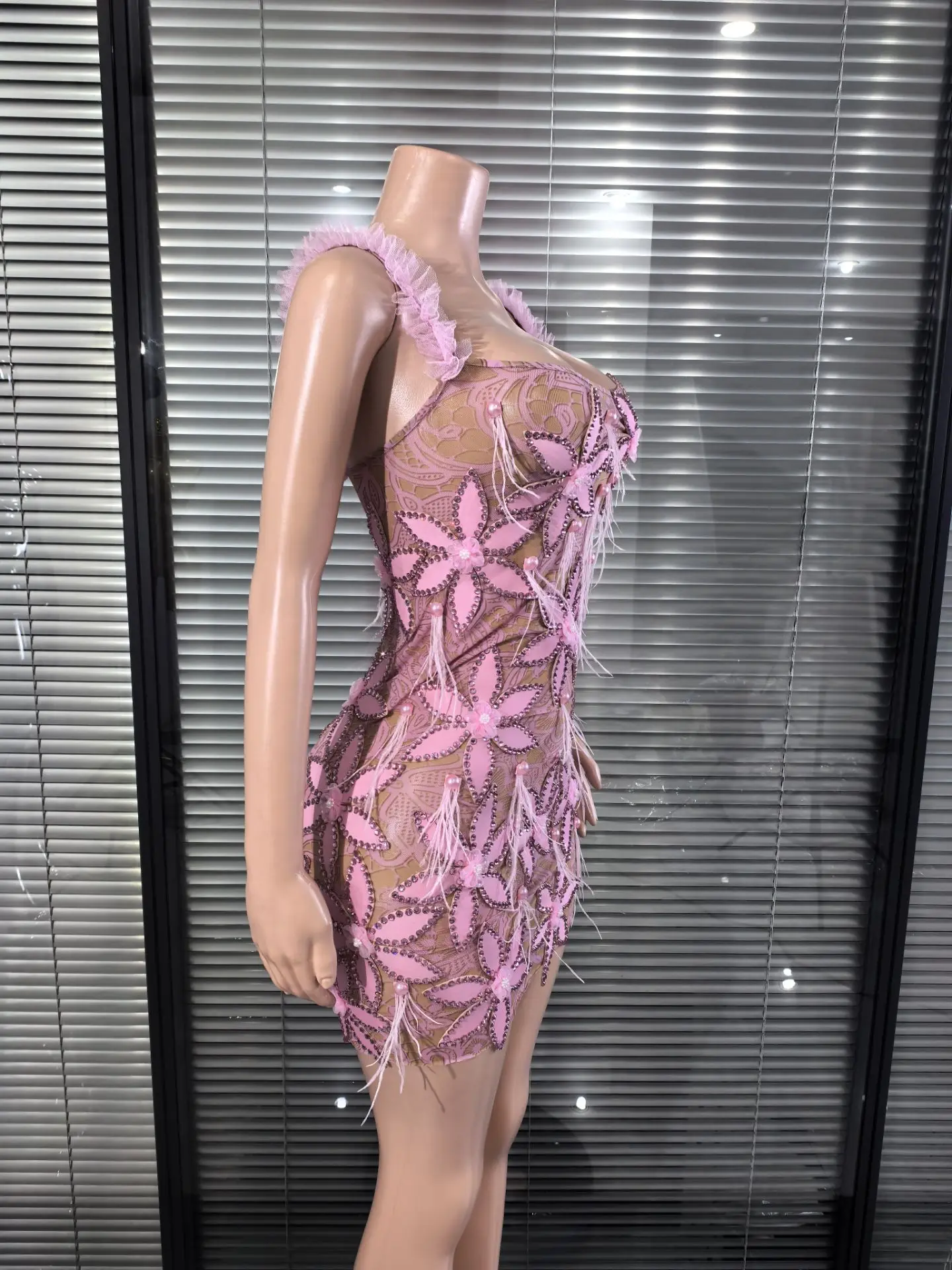 Vêtements de spectacle de Concert d'anniversaire à fleurs roses, épaules dénudées, robes en maille à paillettes découpées, tenue de soirée pour femmes, tenue de boîte de nuit