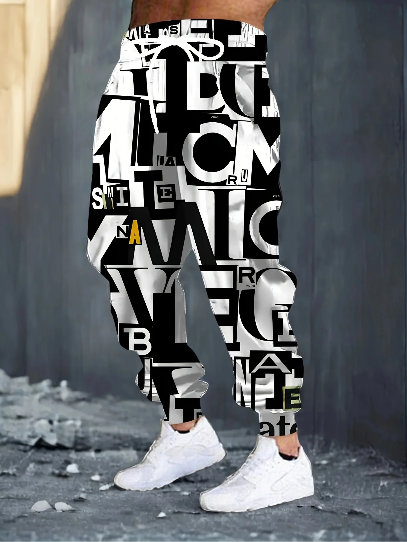 

Новые мужские брюки весной и осенью 2025 года – это удобны мягкие повседневные и модные с буквенным принтом.