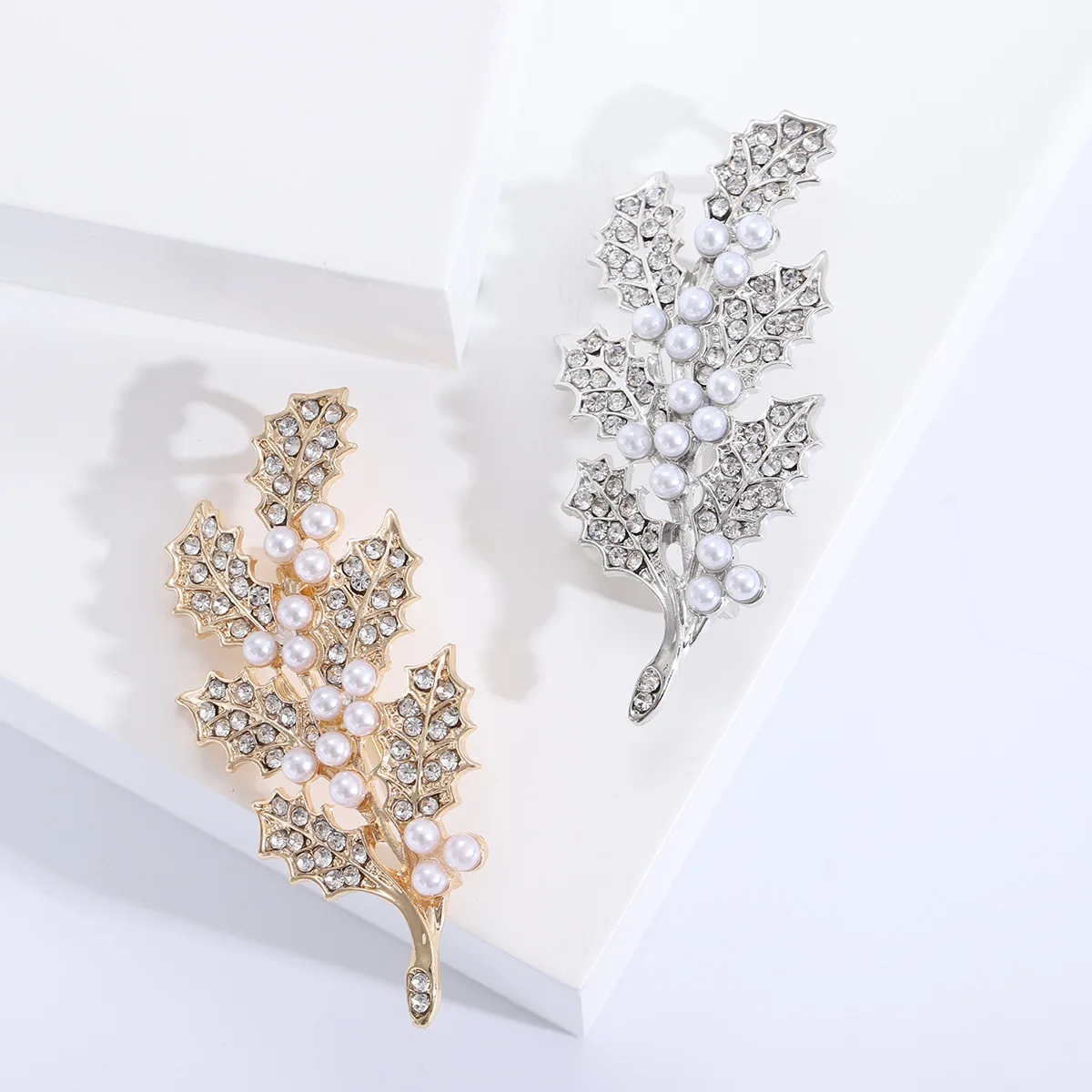 

Fashionable Pearl Rhinestone Leaf Brooches For Ladies And Girls, Wedding Banquet Party Costumes And Accessories, Friends' Gifts