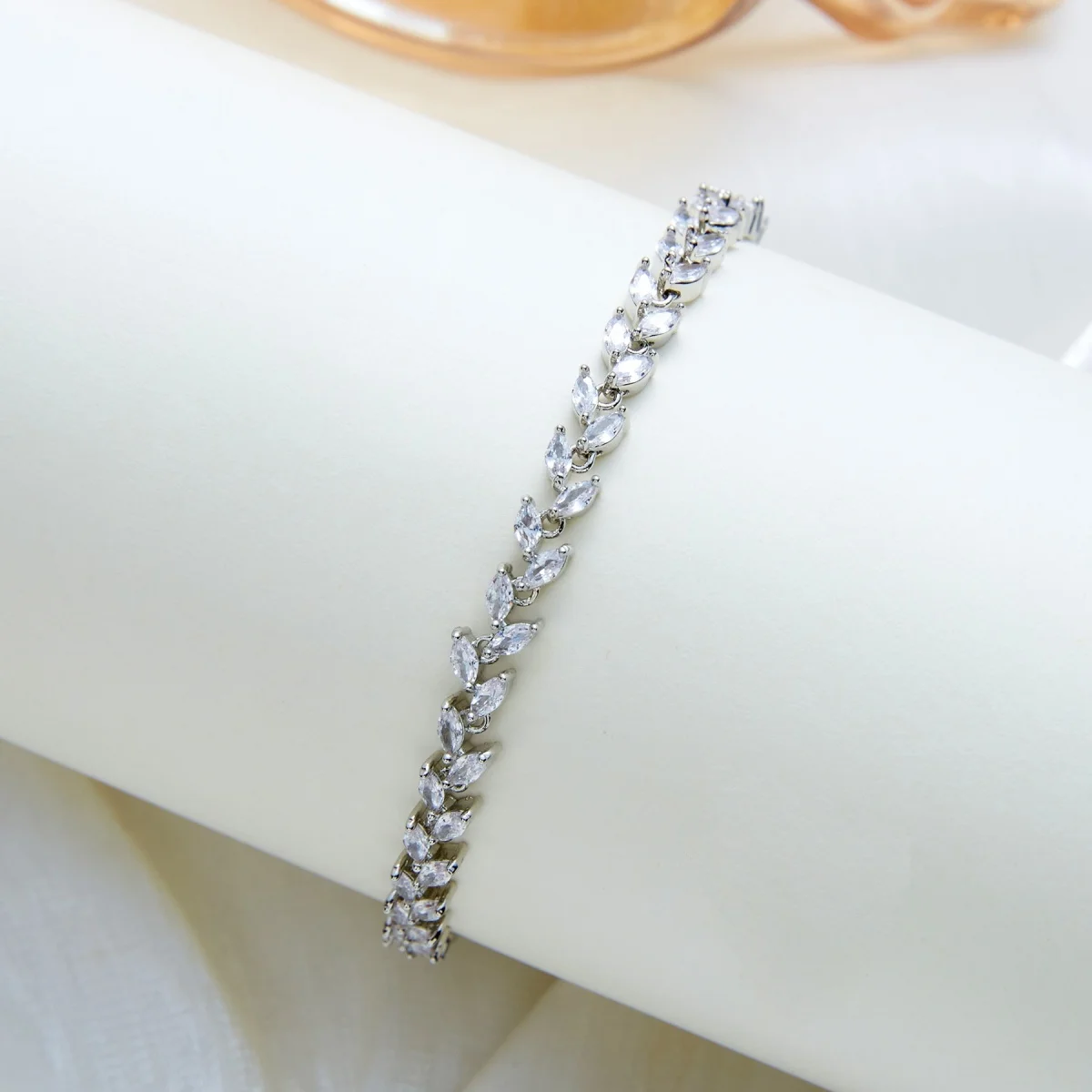 Exquisite glänzende Zirkon-Armbänder mit runden, herzförmigen, quadratischen, Weizenblatt- und Sternen-Elementen für Damen und Herren, schlichte Sonnen- und LOVE-Buchstaben-Armreifen, Schmuck. – Detail 23