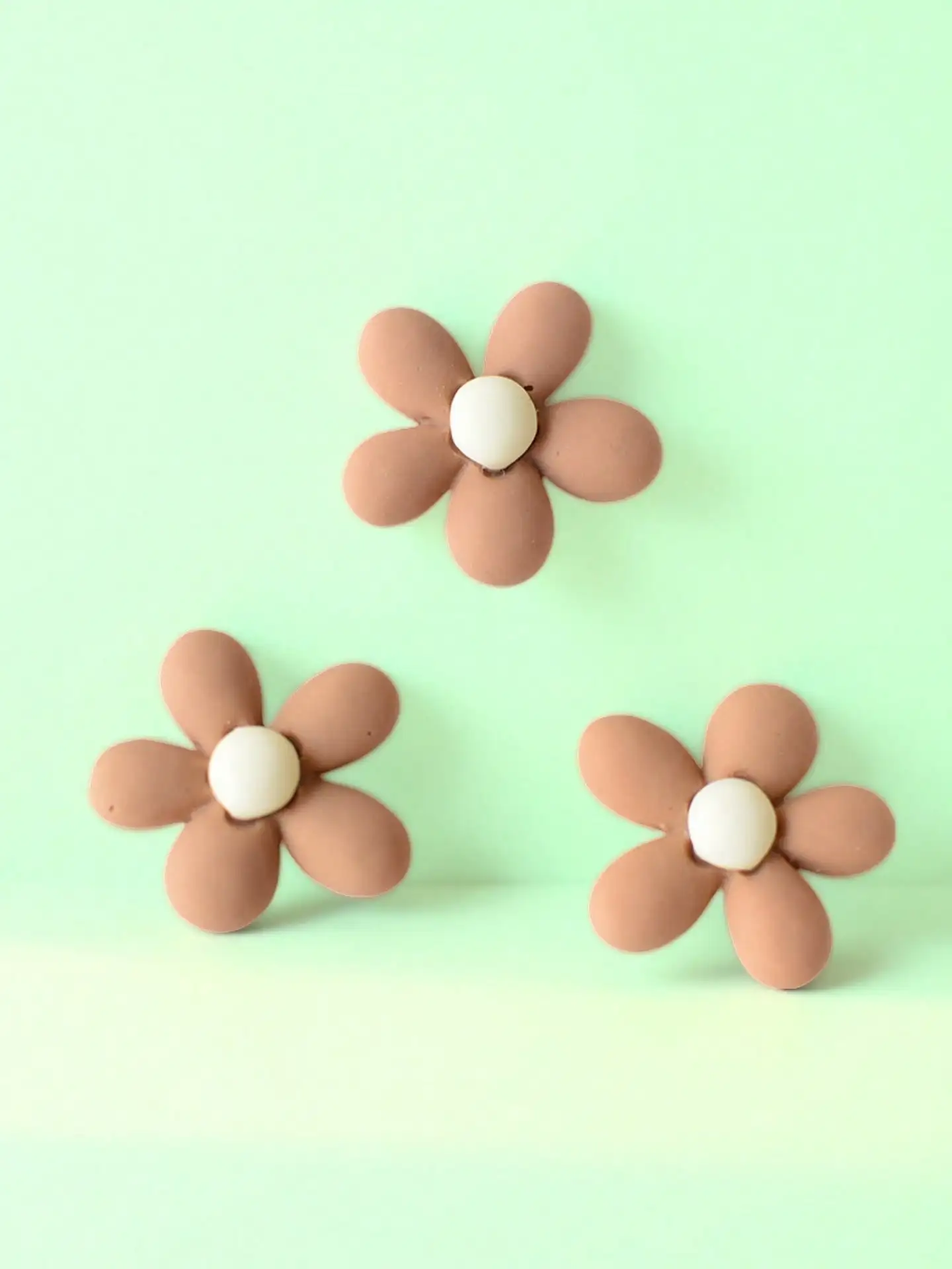 8 قطع من زينة الأحذية بتصميم الزهور، وإكسسوارات زهور البيج والقهوة، مناسبة لقباقيب مجوفة، وأحذية الحديقة، وهدايا العطلات التي يمكنك صنعها بنفسك