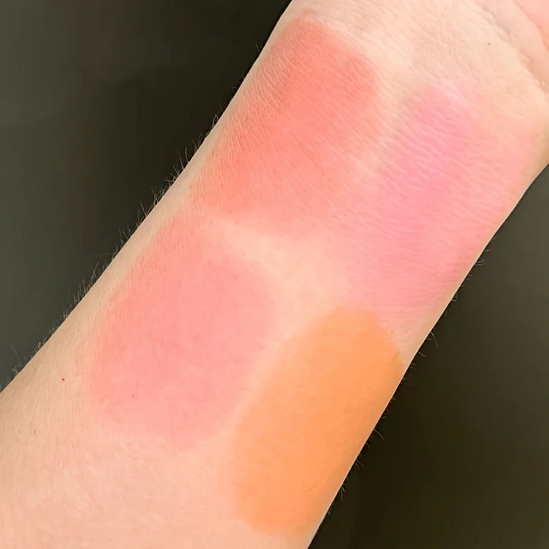 ベリーレッドの4色展開ジェリーリップバーム、防水で長時間保湿、自然なツヤのある唇と頬に。