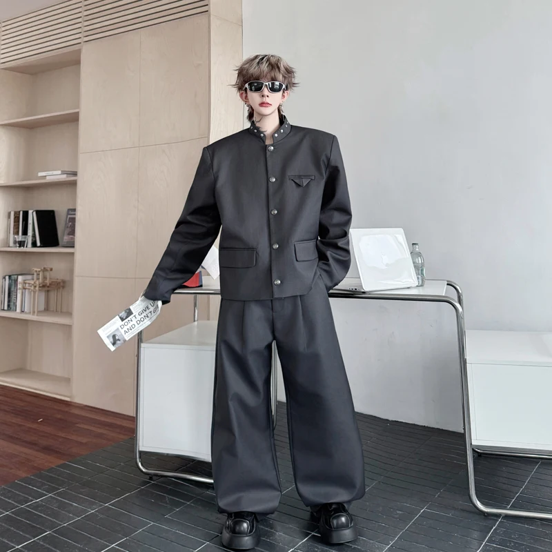 

Осенний модный мужской комплект: куртка с воротником-стойкой и синим декором, широкие брюки, молодежный повседневный стиль