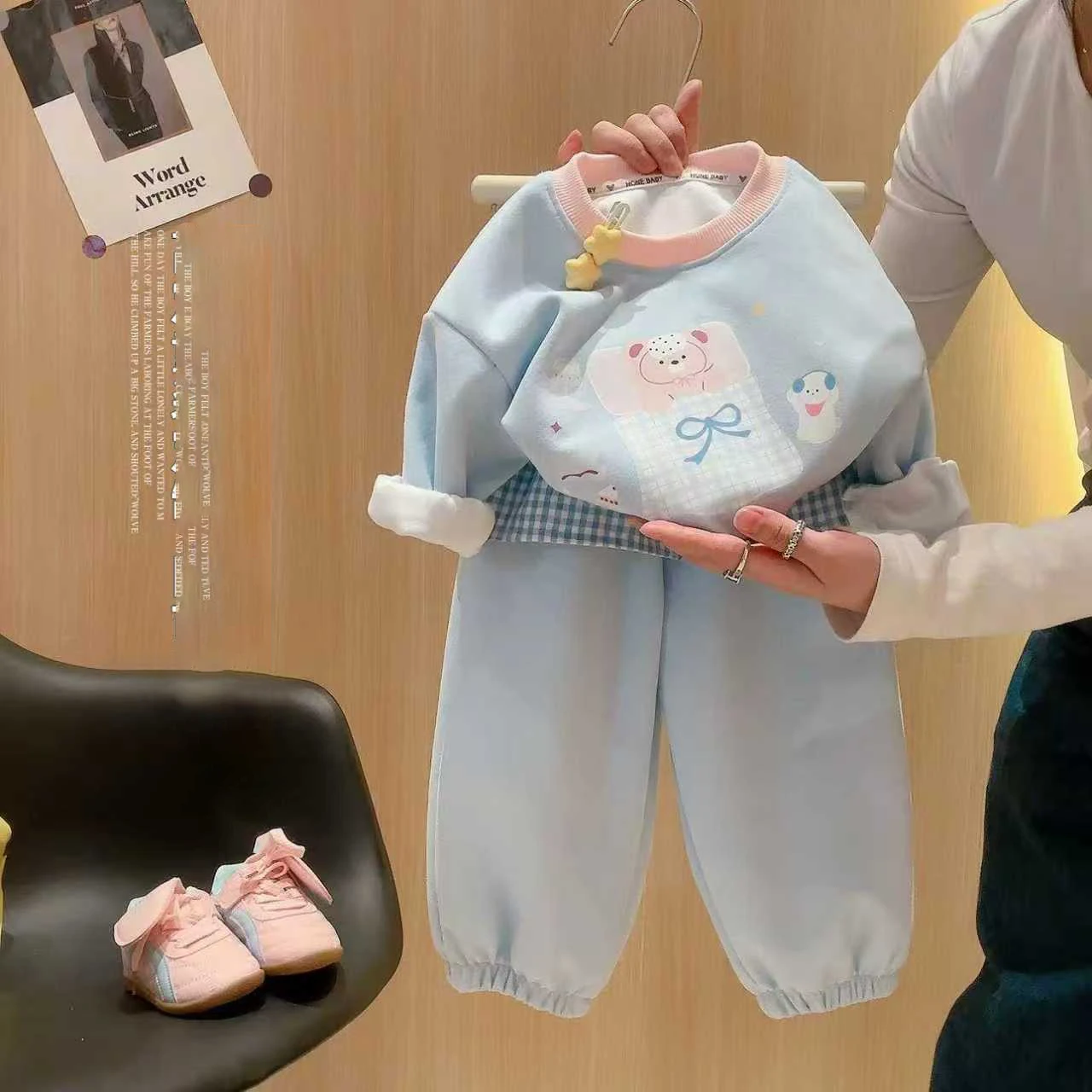 Baby-Mädchen-Sweatshirt mit Rundhalsausschnitt + Hosen mit Rüschenbündchen und Karomuster, 2-teiliges Outfit, Herbst 2026, süßer Cartoon-Print-Trainingsanzug, süße Freizeitkleidung für Kinder – Detail 2
