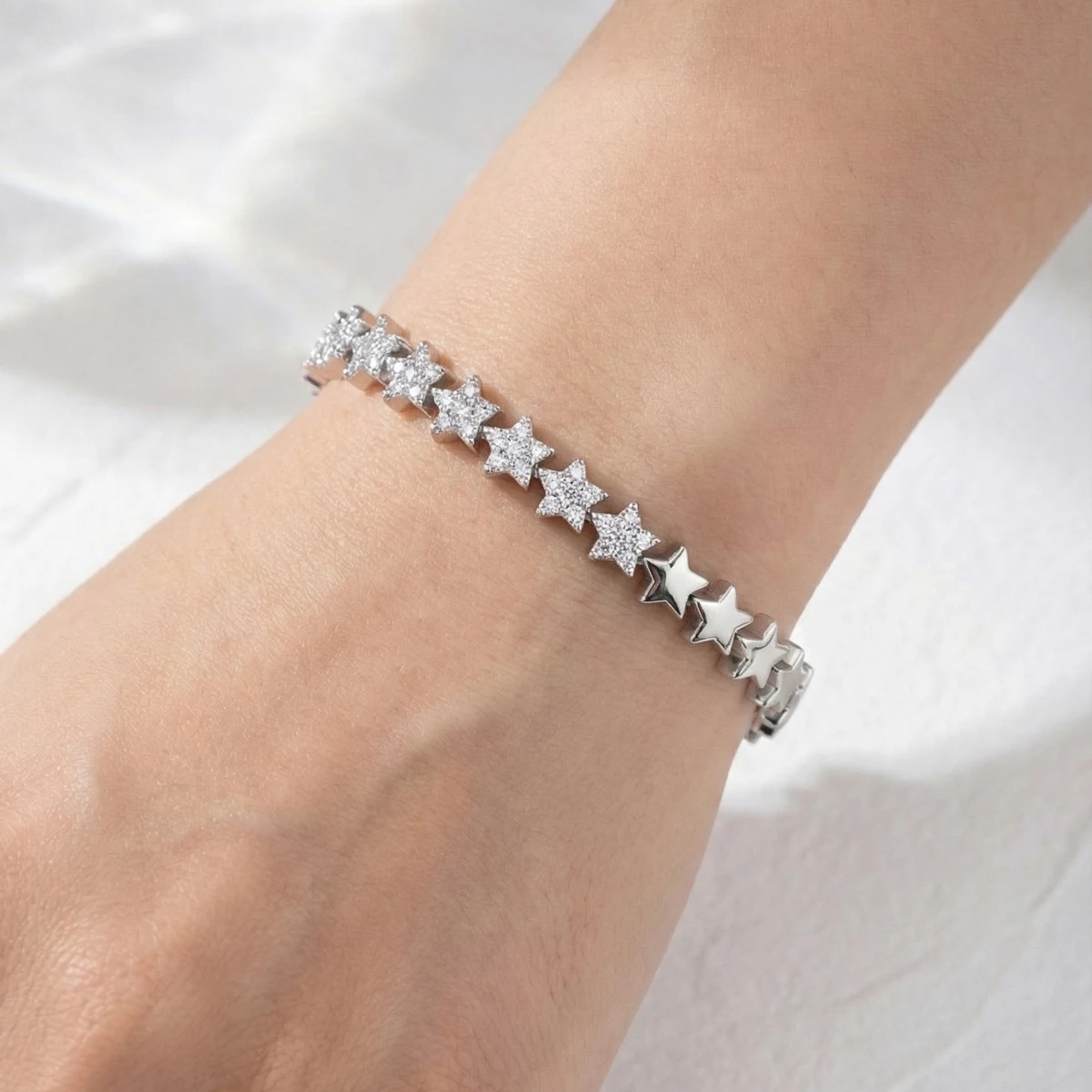 

1 Set of Luxurious and Elegant Inlaid Sparkling Cubic Zirconia Star Design Bracelets Suitable for Women to Wear at Weddings and Banquets. Gift Box Not Included
