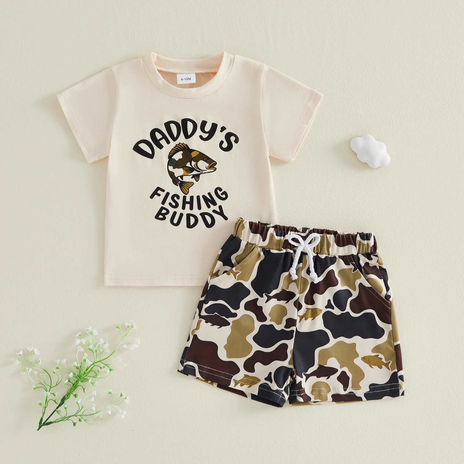 

Комплект летней одежды для младенцев из 2 предметов: топы с короткими рукавами, круглым вырезом и принтом в виде букв и рыбок, а также шорты с эластичной резинкой на талии для малышей