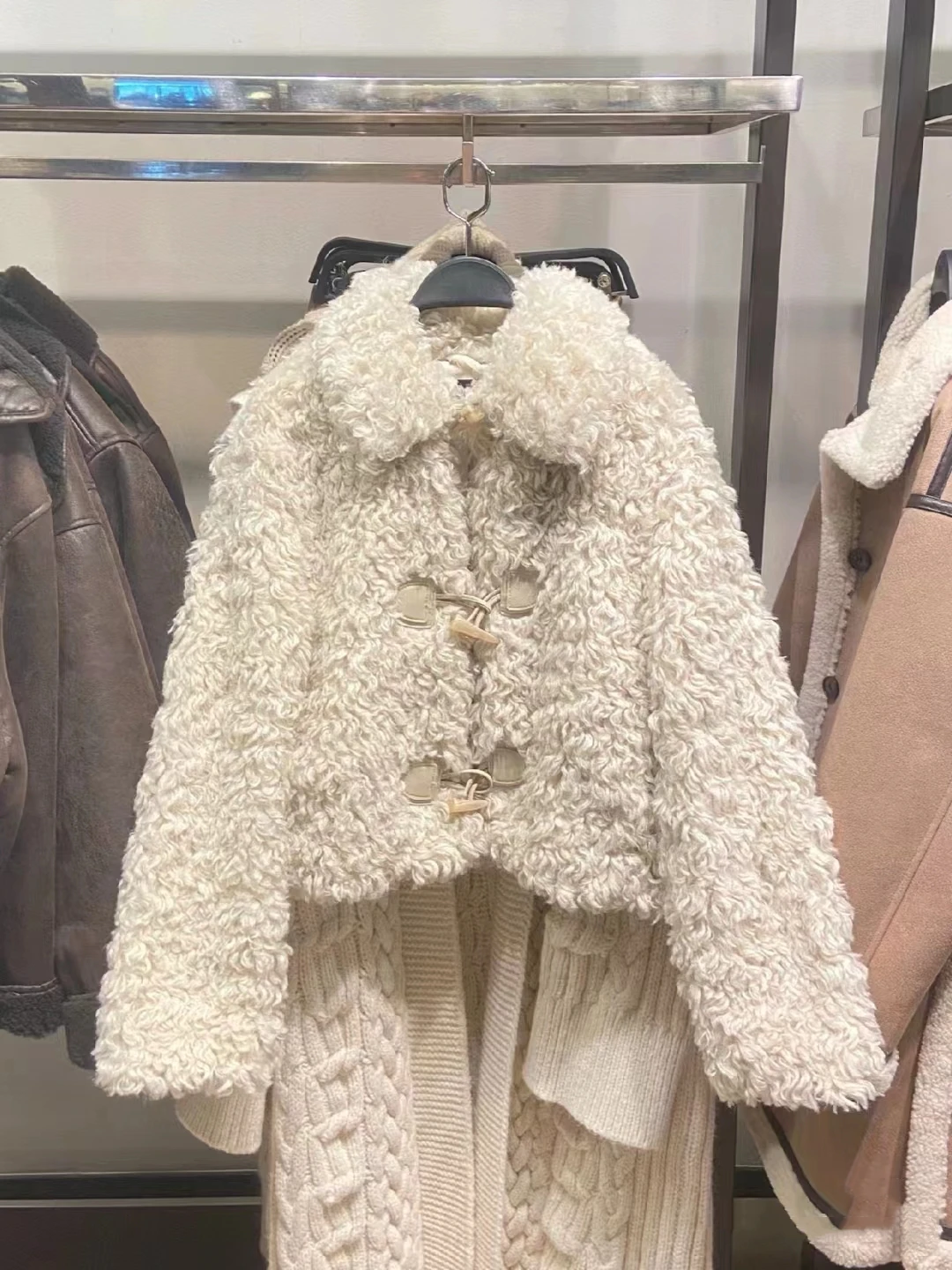 

Осень-зима, новинка, женская шуба Jaet с эффектом овечьего меха, пальто из искусственного меха, дизайн на пуговицах, рта и свободная посадка из полиэфирного волокна