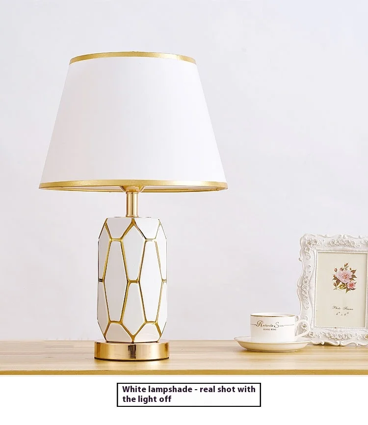 

Оптовая продажа: Настольная лампа в скандинавском стиле с керамическим основанием и тканевым абажуром для домашнего декора и отелей, популярная в Европе, с электропитанием.