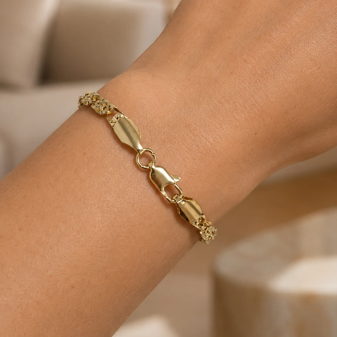 Luxury-retro-style flower bracelet, exclusive and high-end women's jewelry, suitable for gift-giving on special occasions