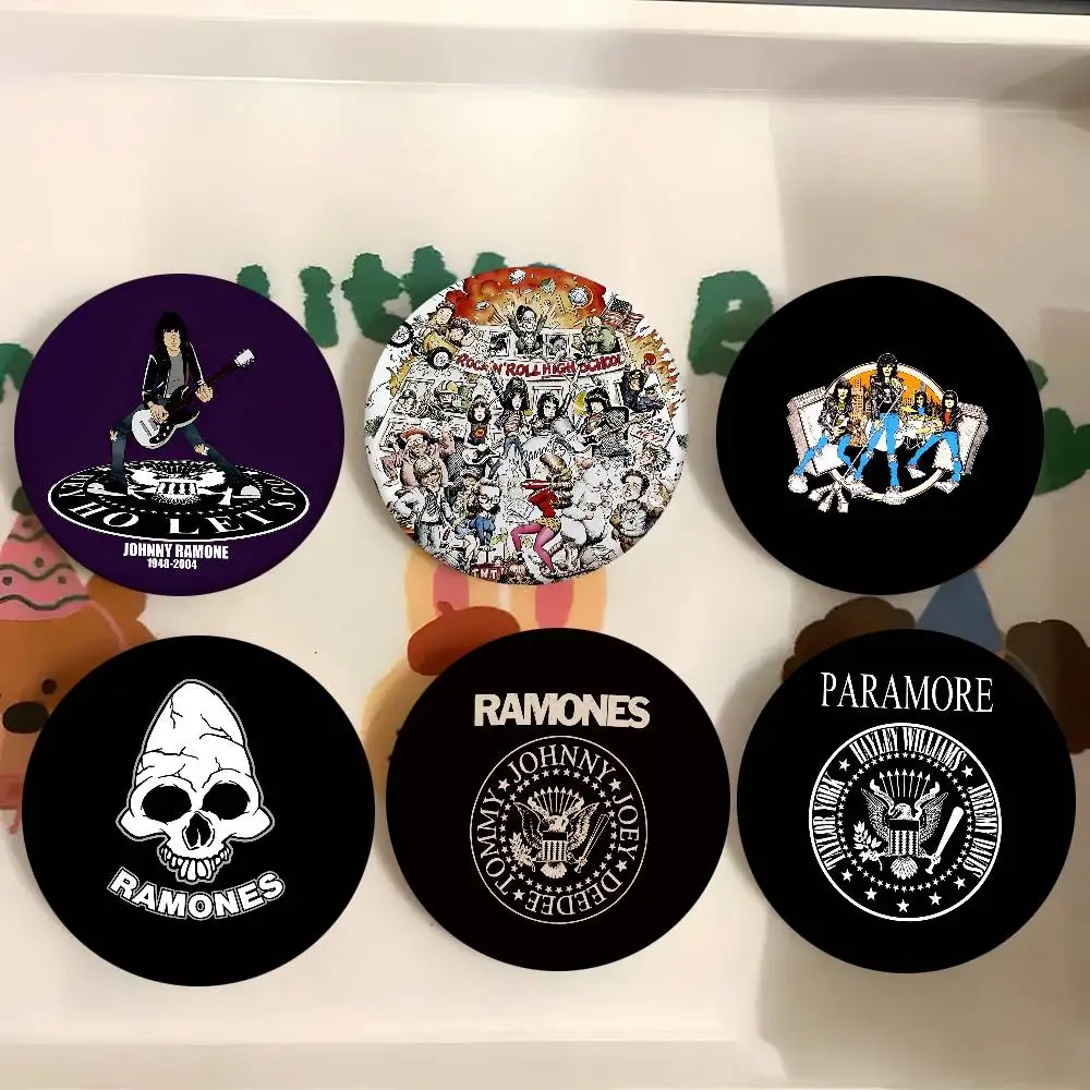 Band R-Ramone Abzeichen Runde Abzeichen Weißblech Münze Brosche Kleidung Rucksack Zubehör Anstecknadel