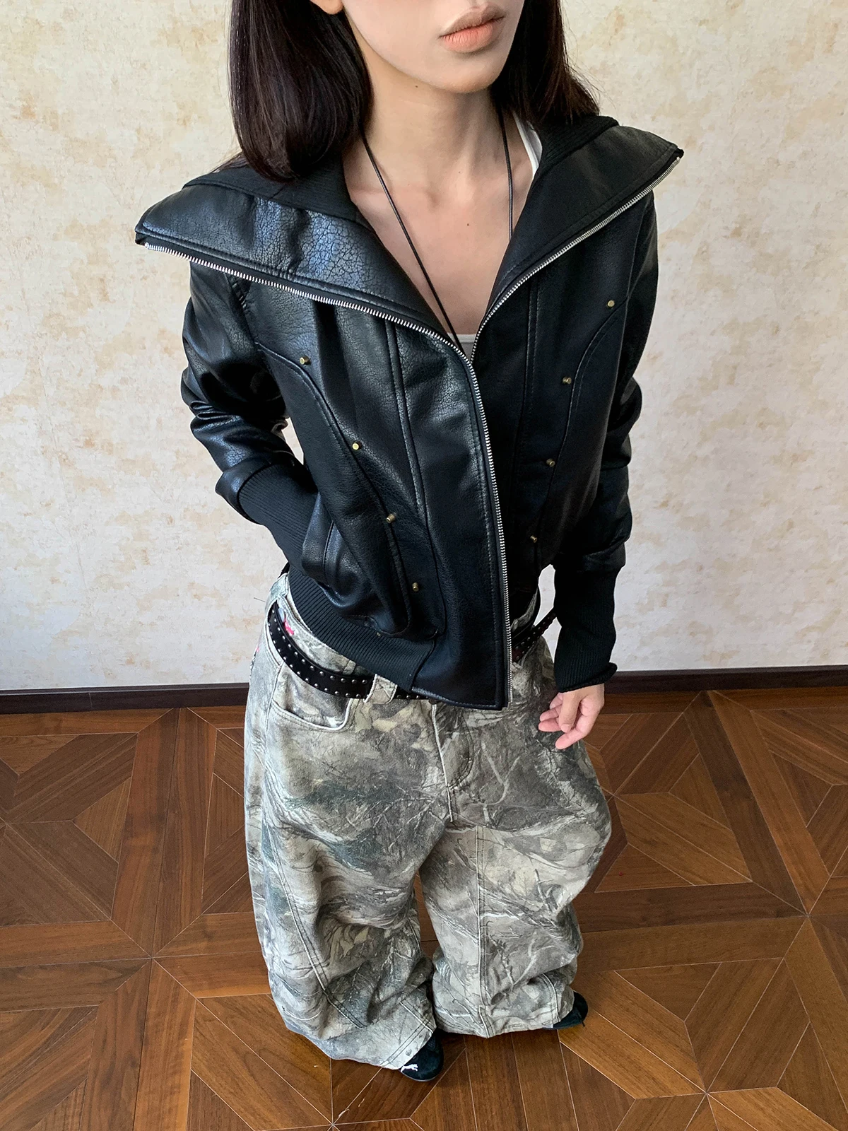 Jaqueta Feminina de Couro PU Estilo Motociclista com Rebites, Gola Virada, Cintura Ajustável e Versátil - Estilo Spicy Girl