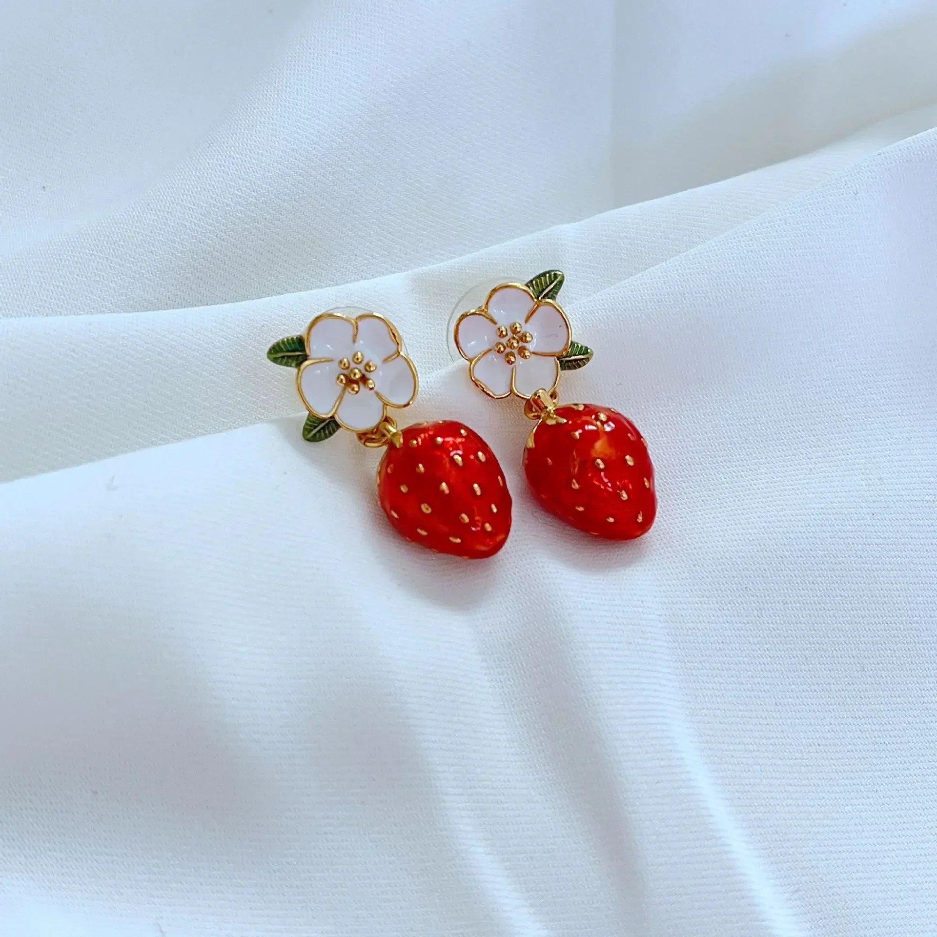 

Red Love, Sweet Fruit Series, Hand-painted White Enamel Glazed Flowers, Strawberry Shapes, Fresh Drop Earrings