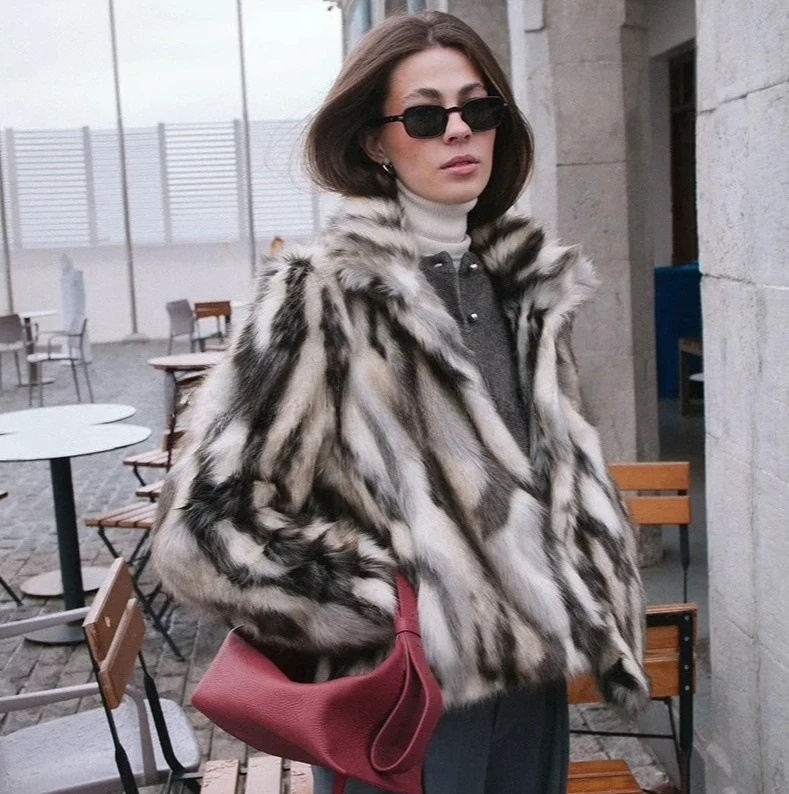 معطف فرو الثعلب بياقة واقفة لخريف وشتاء 2025 سترة من فرو الثعلب مخططة ومطبوعة من الفرو الصناعي للنساء والفتيات