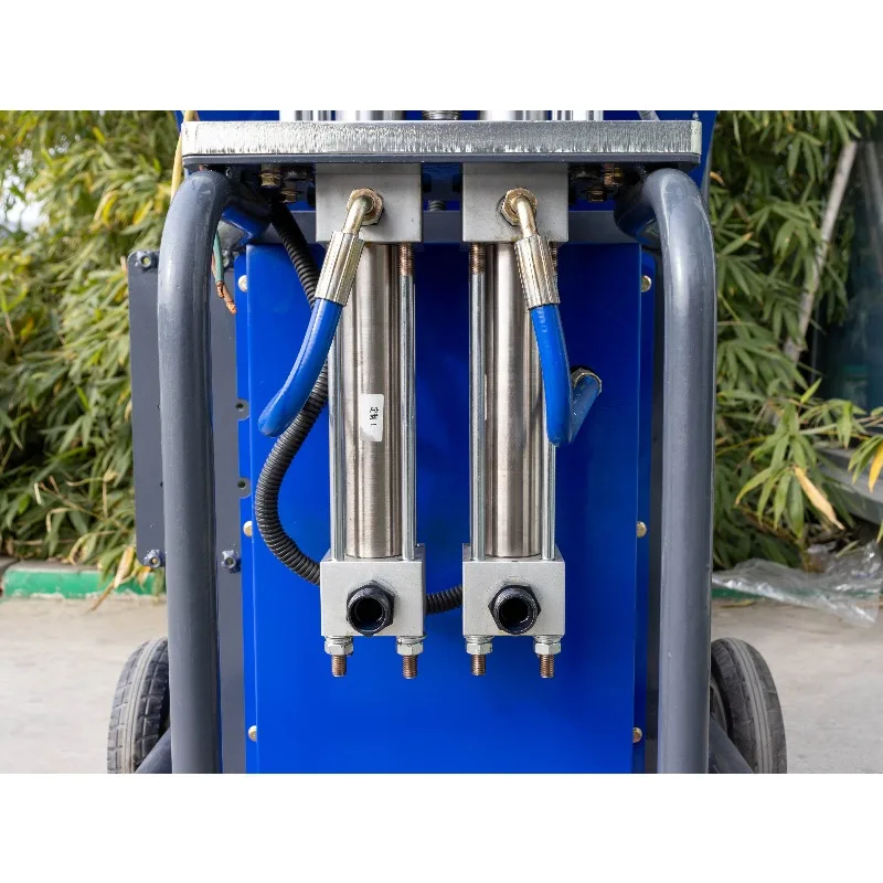 Pneumatic Flexible Polyurethane Foam Filling Machine HP10 For Wall Roof Tank Container Waterproofing