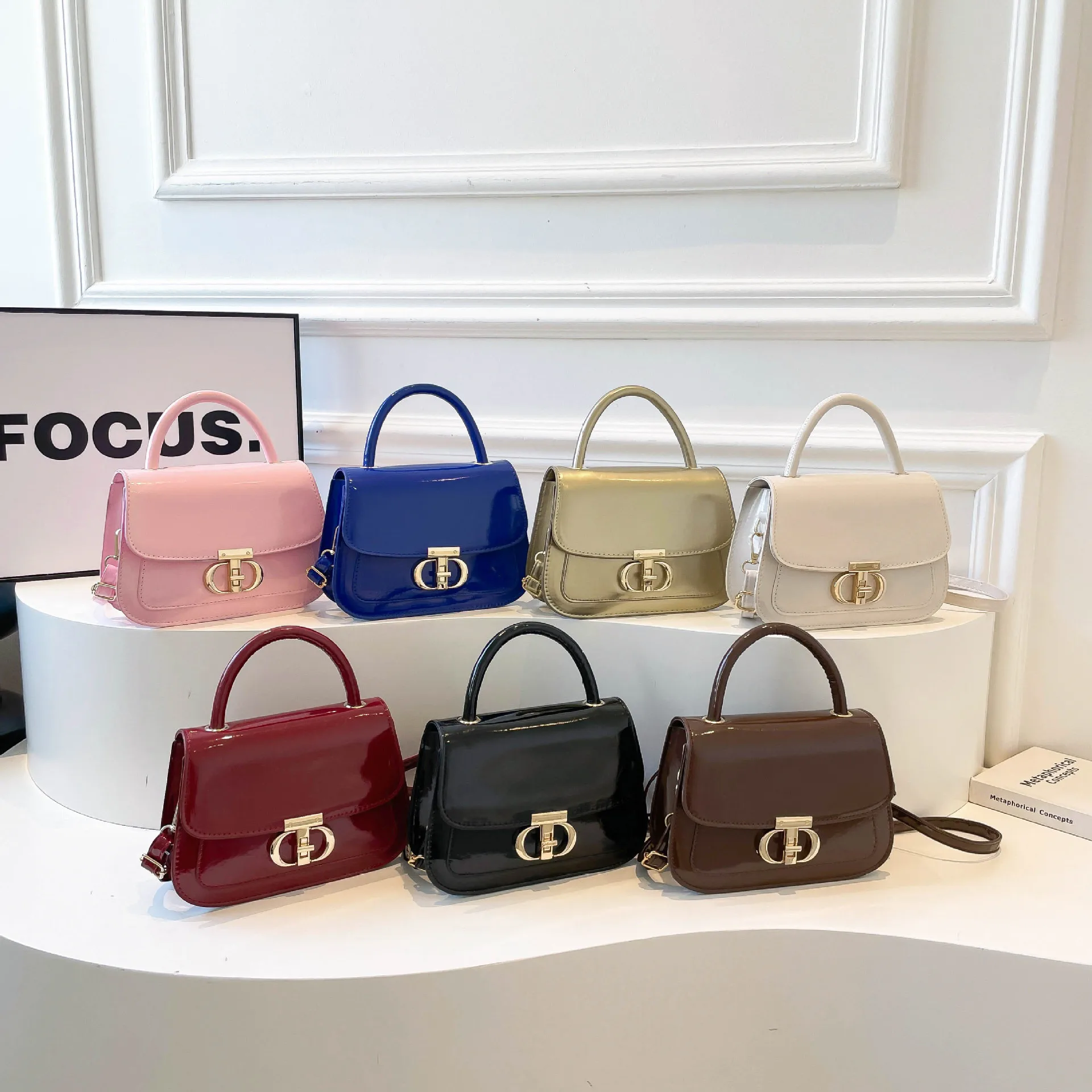 

Новинка 2023 года, женская роскошная маленькая квадратная сумка через плечо с замком, вместительная сумка через плечо с регулируемым ремешком для поездок на работу и ежедневное использование