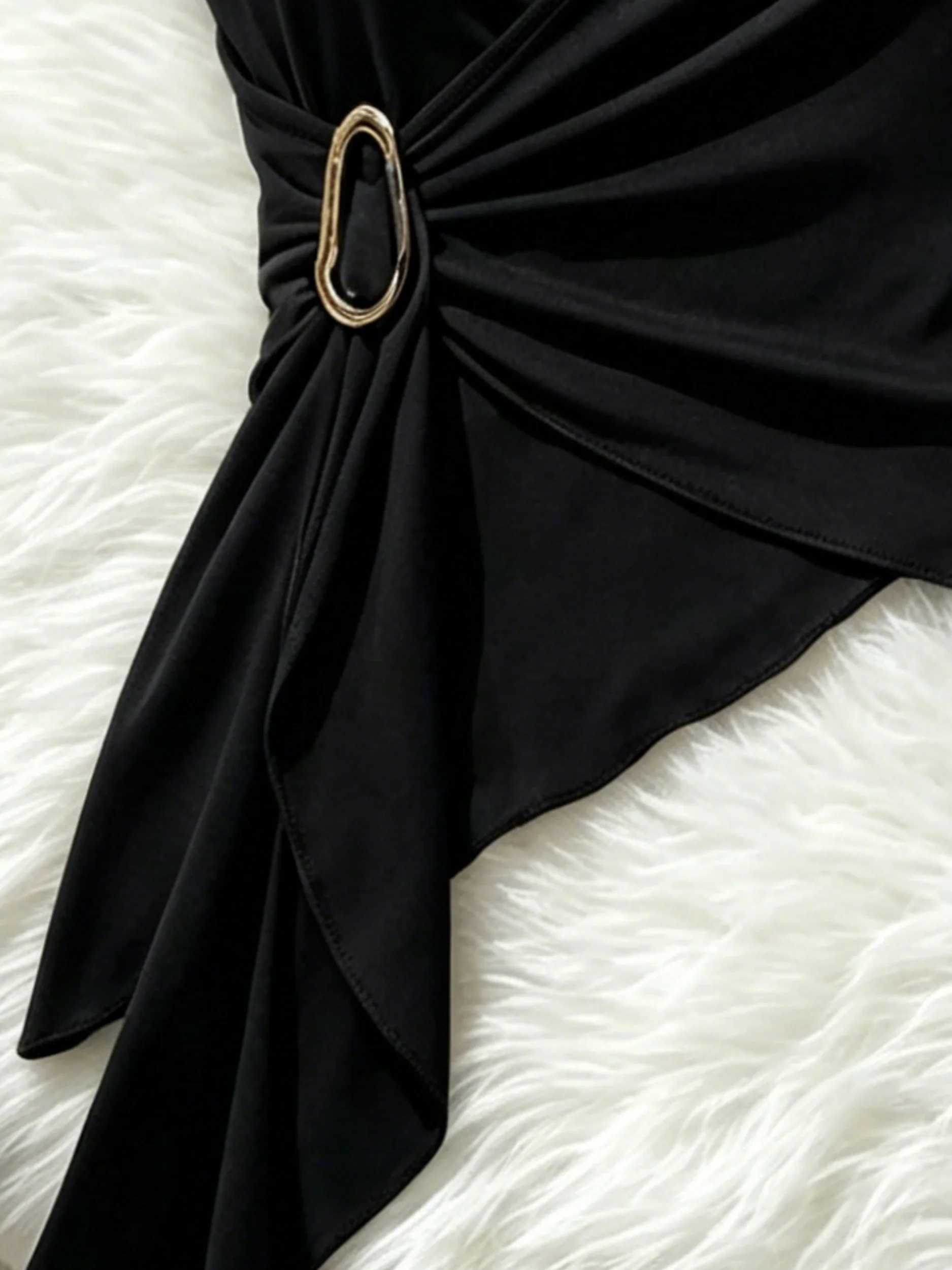 Damen Neckholder-Tanktop mit V-Ausschnitt, ärmellos, Metallschnalle, gedrehter Vorderseite, asymmetrischem Saum, gerafftem, schmal geschnittenem, dehnbarem Cami für Partys und Ausgehzwecke. – Detail 2