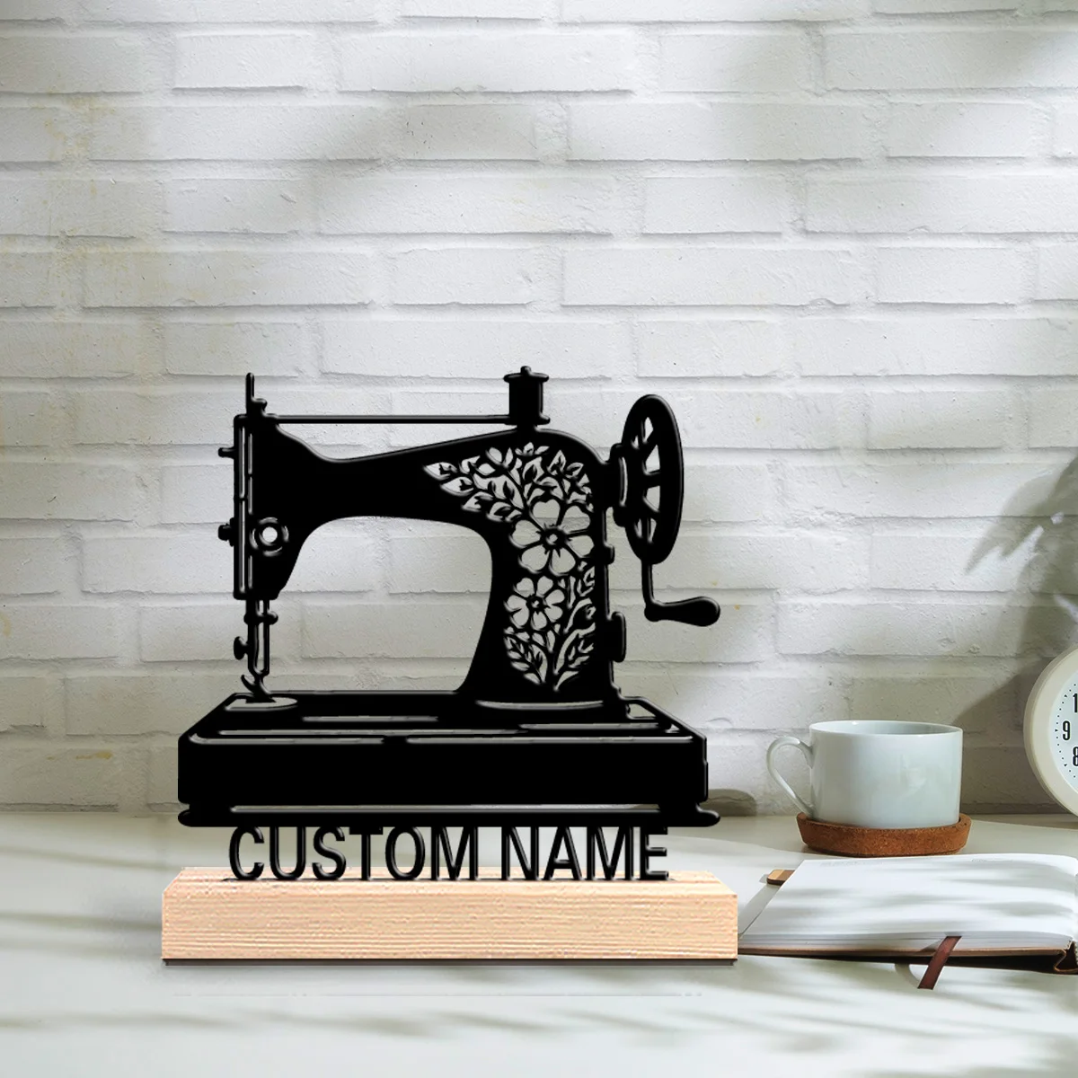 Estatua Metálica de Máquina de Coser Personalizada con Diseño de Dibujos Animados, Base de Madera Moderna, Decoración para Oficina o Sala de Estar, Inspirada en la Naturaleza