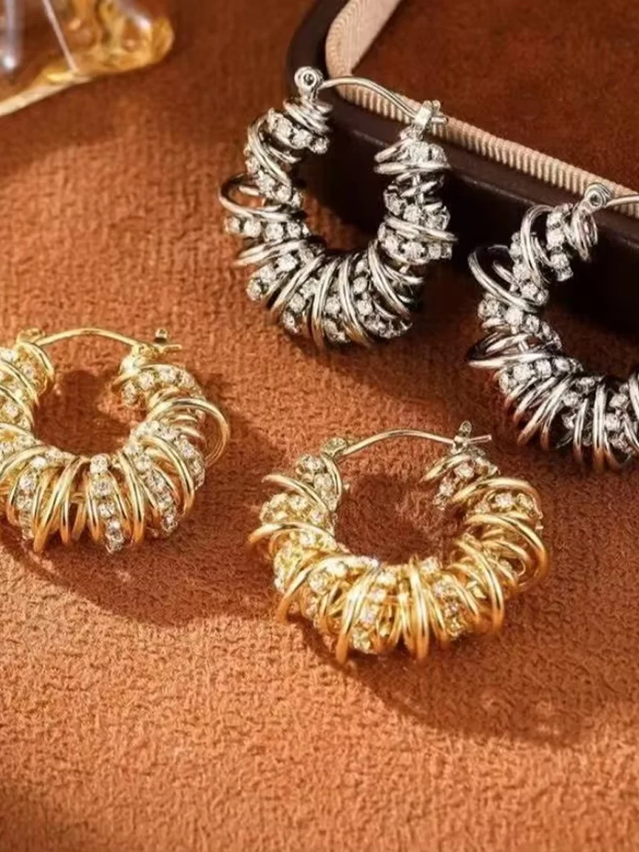 Europäische und amerikanische diamantbesetzte Spiralohrringe mit Federschlaufen, trendige Ohrclips, leichter Luxus und cooler Stil. – Detail 11