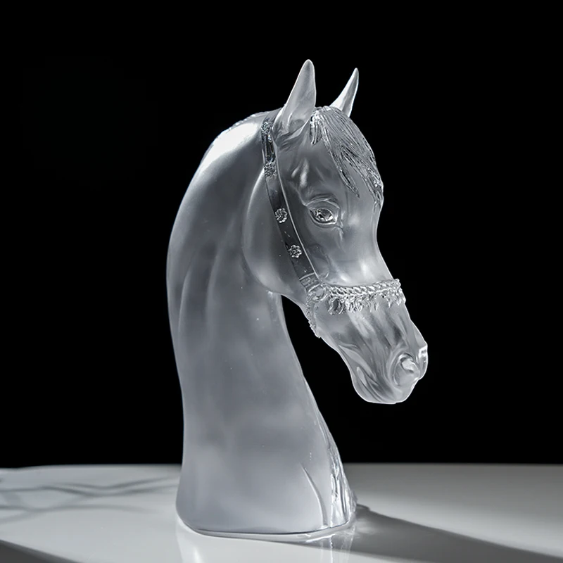 زخرفة زخرفية على سطح الطاولة تمثال رأس الحصان الكريستالي زخرفة كريستال.