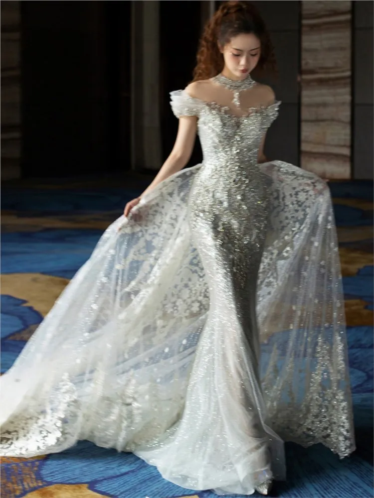 

A new luxurious oversized fabric one-shoulder dress from the fishtail light