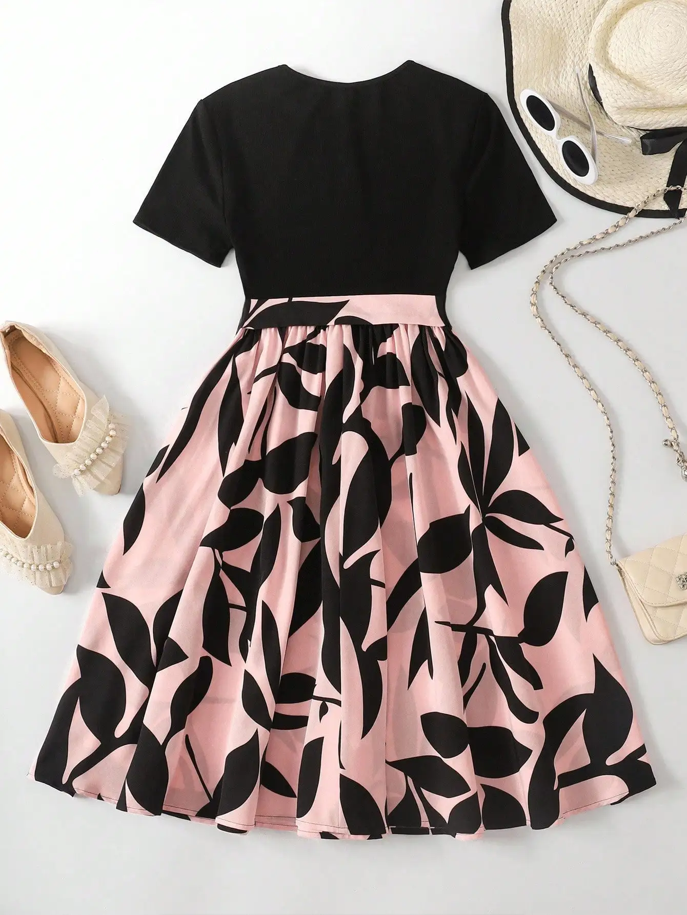 

Черный трикотажный топ и розовое платье А-силуэта с принтом в виде листьев и бантом на талии