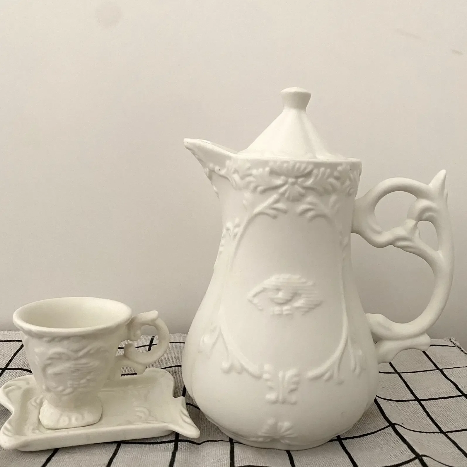 Italian Designer Retro Cup Embossed White Porcelain Coffee Kettle Mug Furnishing Articles Baroque Style Teapot