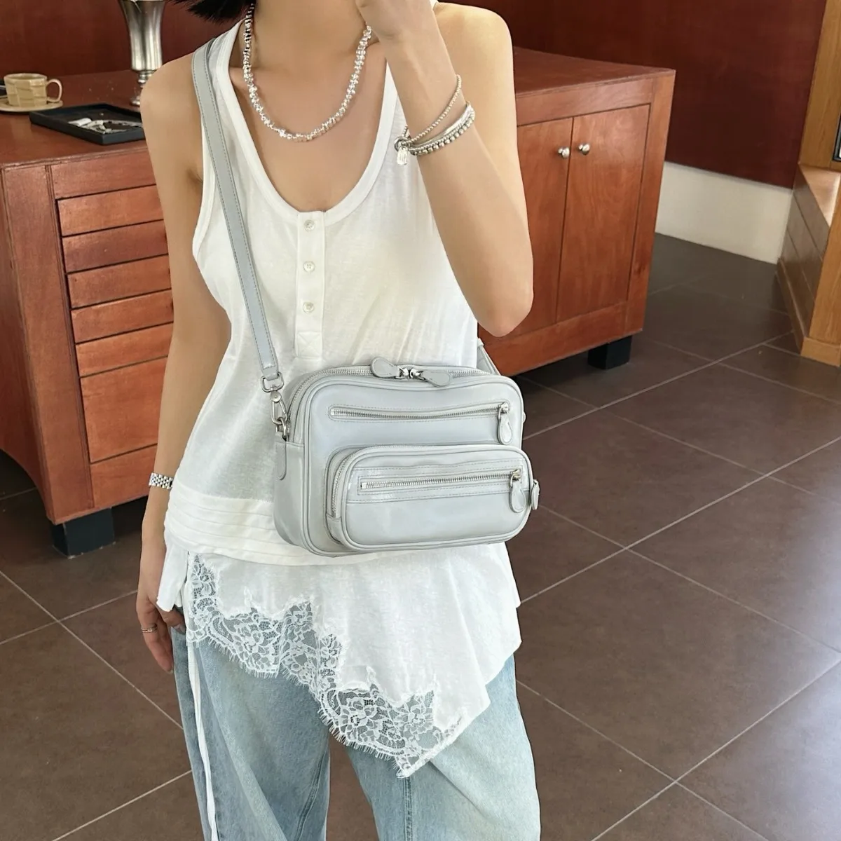 

Niche Cowhide Messenger Bag 2025 New Casual Multi-pocket Texture Oil Wax Leather Bag Genuine Leather Locomotive Messenger Bag