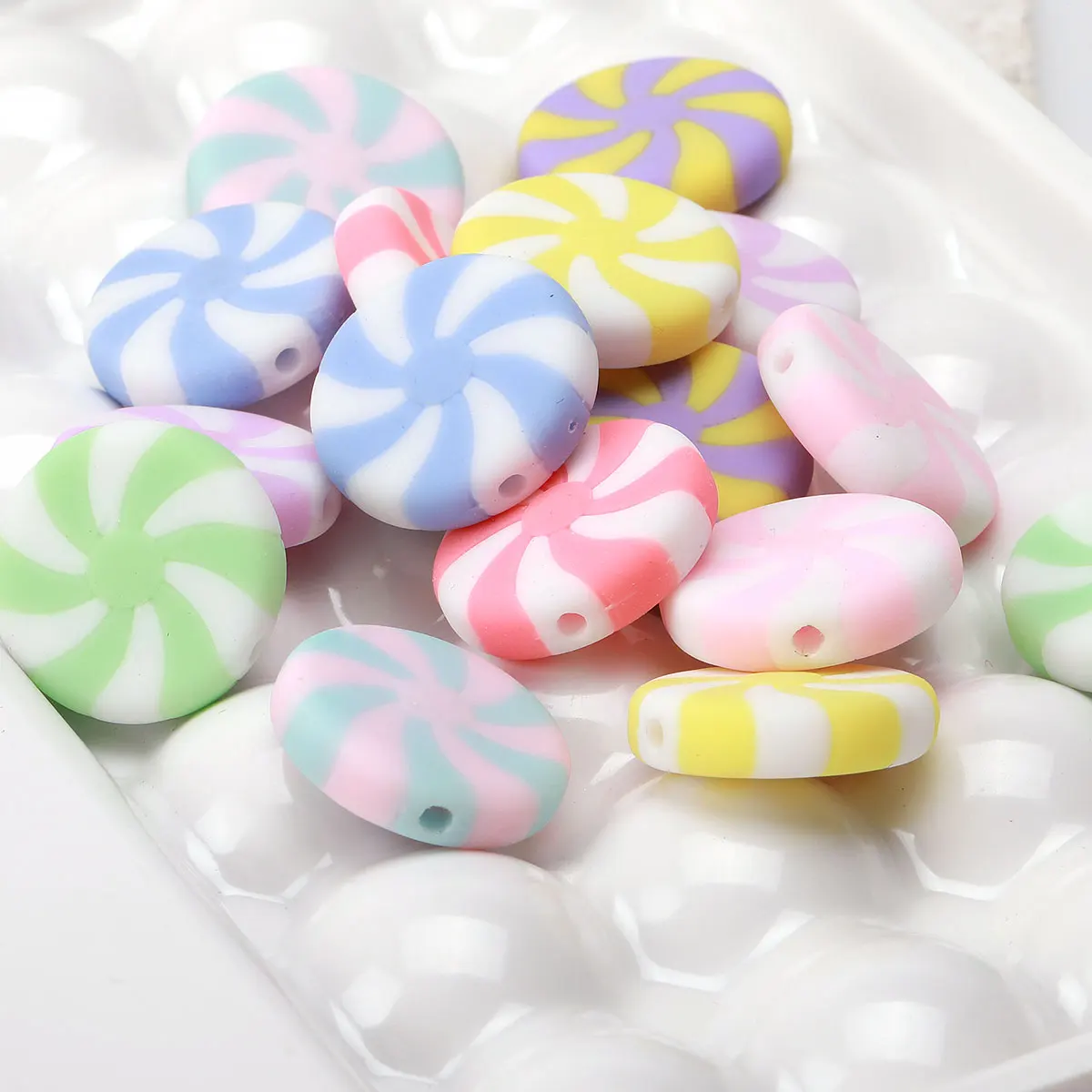 20 stücke 2,3 cm Zufällige Farbe Mix Bunte Windrad Form Lollipop Muster Acryl Perlen Kreative Stift Für Schmuck Machen charme DIY – Detail 2