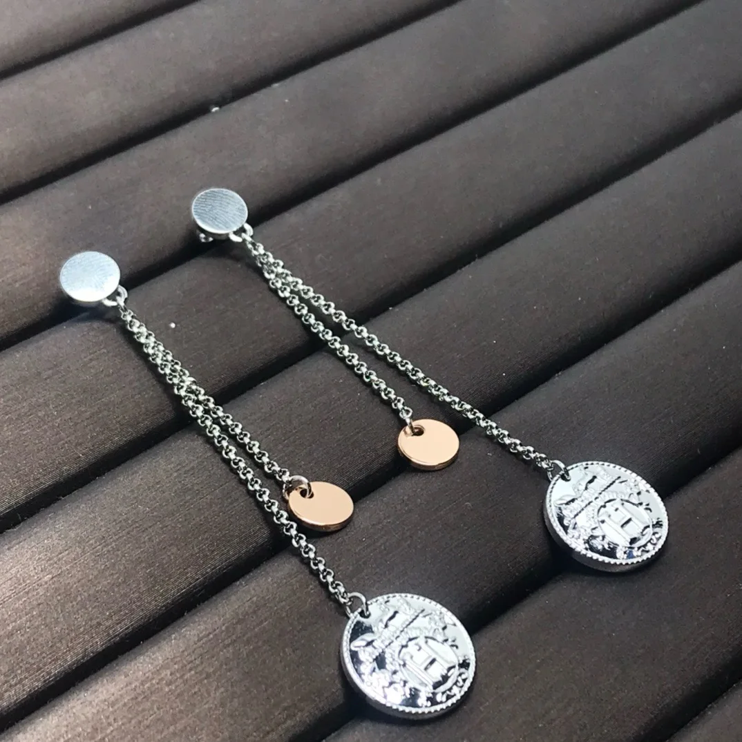 

The 2025 new Aijia H-shaped round coin ear pendant is a unique, exquisite, fashionable, versatile, light luxury and high-end ear