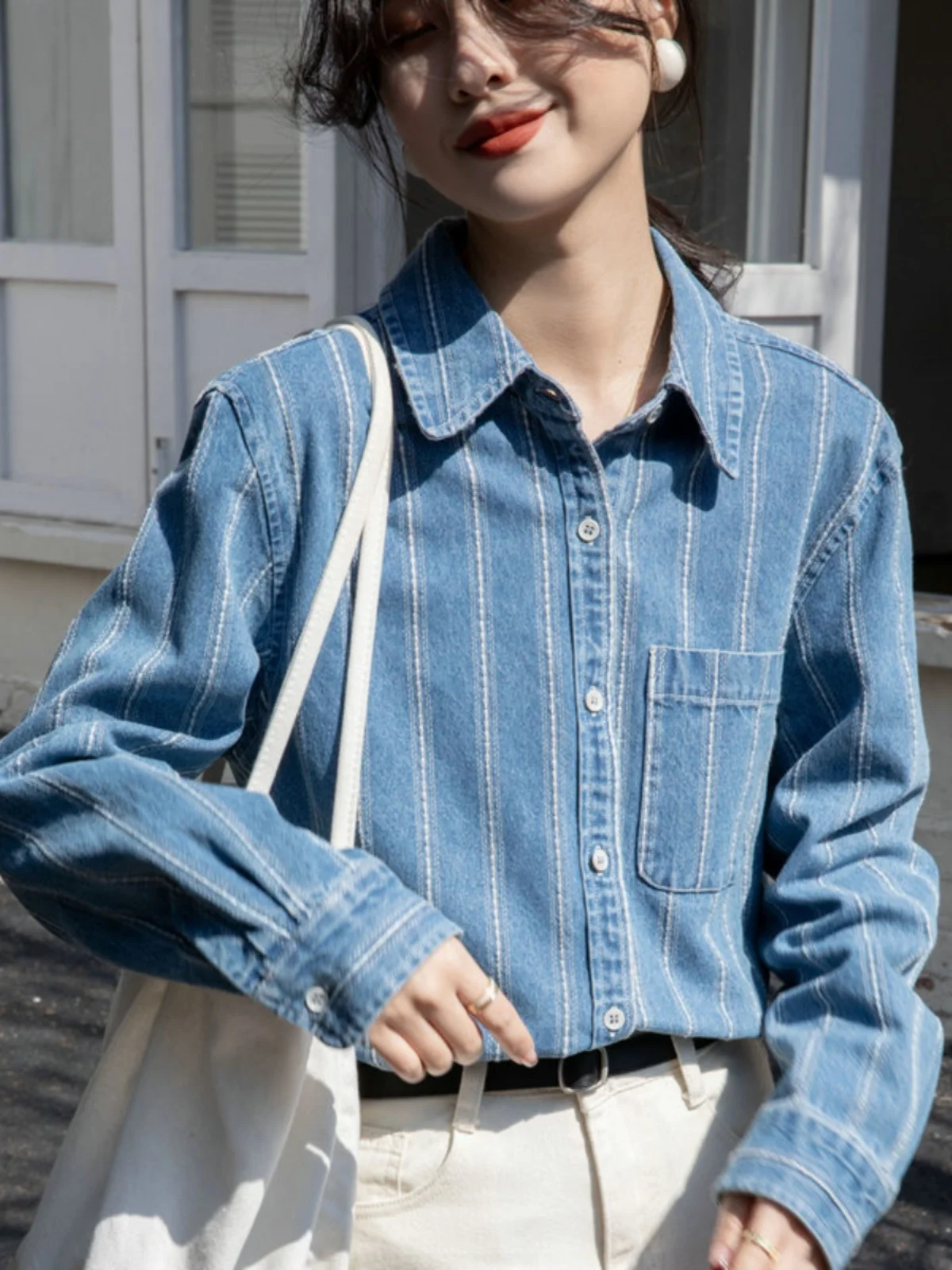 

Синяя полосатая джинсовая рубашка с длинным рукавом для женщин, весенне-осенний дизайн, свободный крой, для многослойных образов, для повседневной носки, с V-образным вырезом