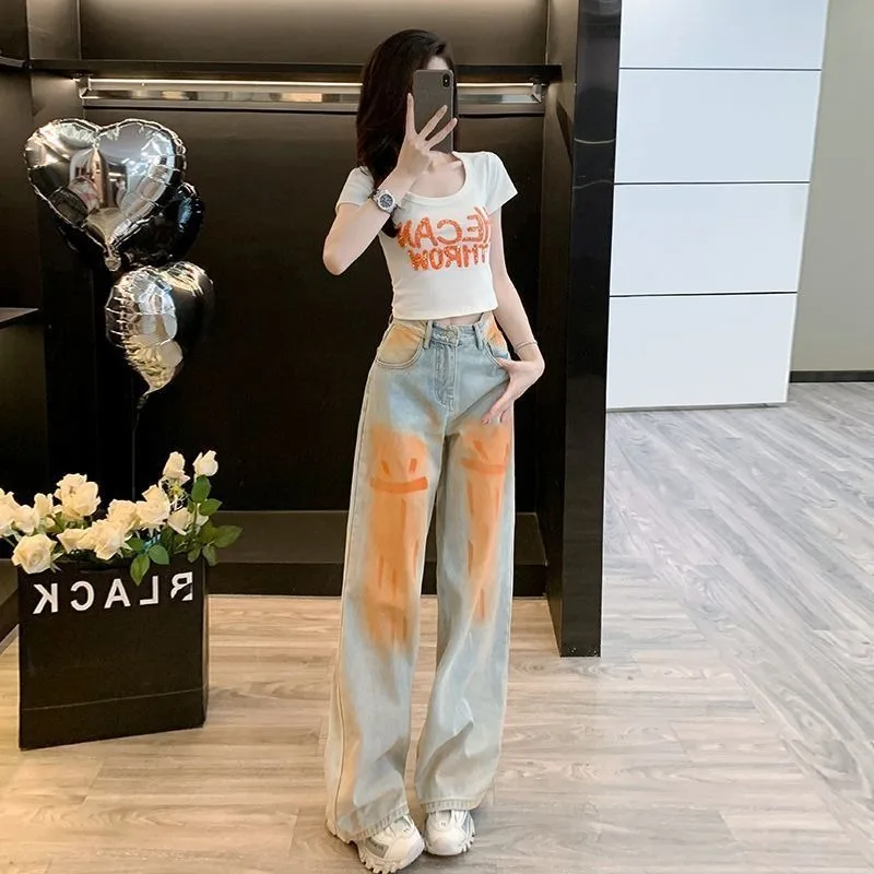 

Винтажный комплект из двух предметов: топ с буквенным принтом и джинсы с широкими штанинами, модный тренд 2026 года