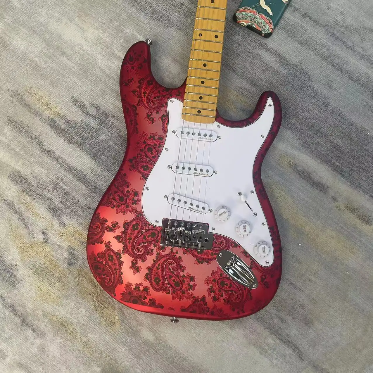 Hand-painted 6-string split electric guitar, with a metal red body, matte color, maple fingerboard, white protective plate, sing