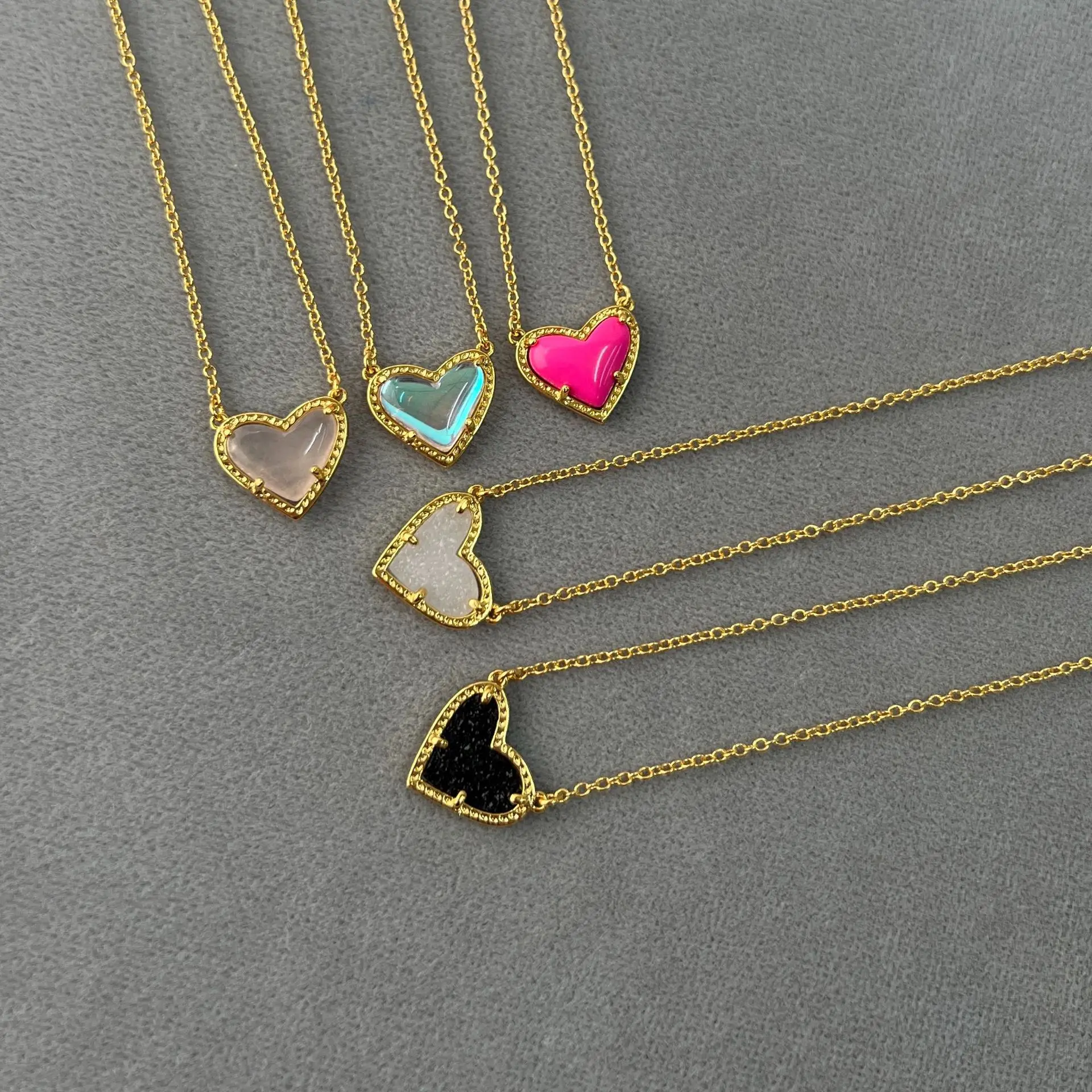 KS اتجاهات الموضة الأوروبية والأمريكية الحلو والطازجة الطبيعية روز كوارتز مسحوق كريستال القلب قلادة بسيطة وسخية