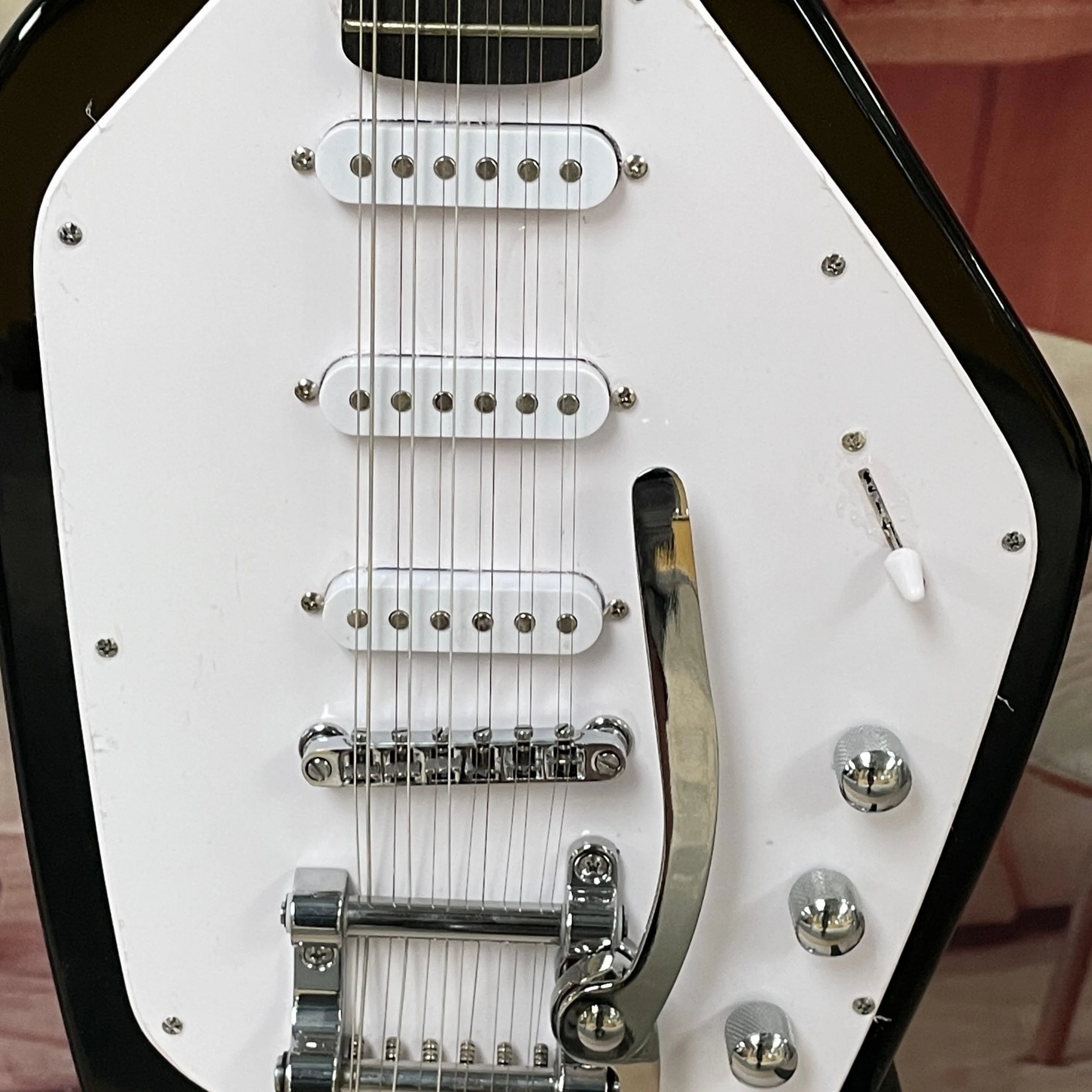 12-string electric guitar with rosewood fingerboard, SSS pickups, tremolo system guitars—rare collectible electric guitarra view 3