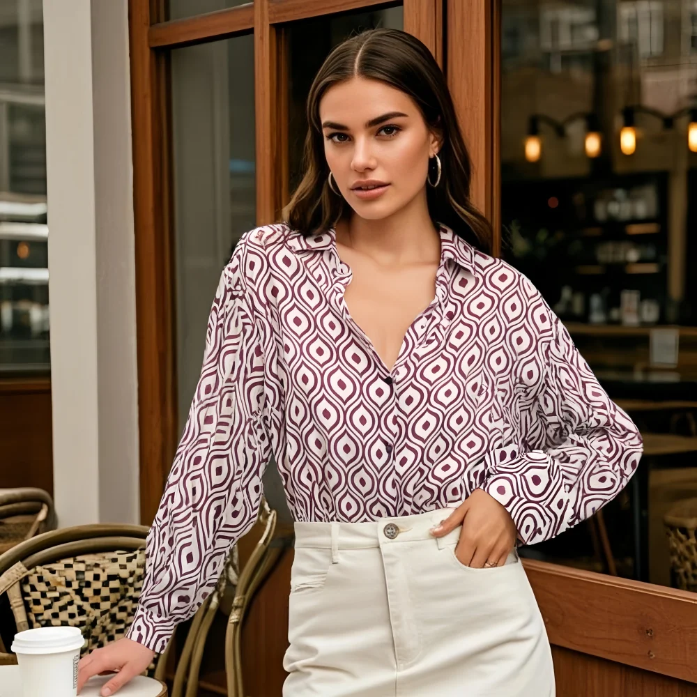 

Taop&Za's new women's shirt features a classic lapel design and geometric pattern. It is stylish, sophisticated and versatile.