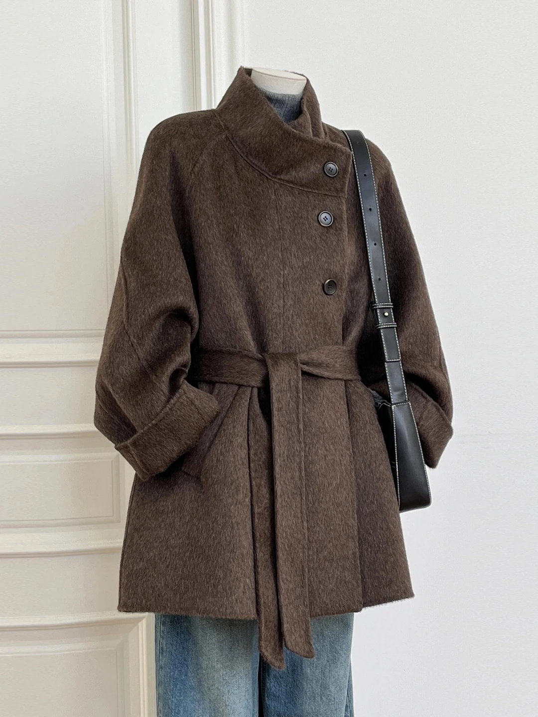 Cappotto di lana tinta unita stile francese Cintura a maniche lunghe Cappotto slim fit Elegante temperamento alla moda Autunno Inverno Nuovo 2025
