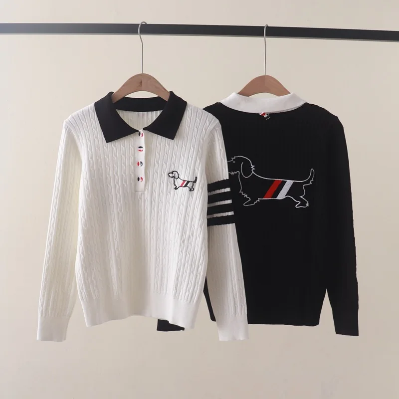 

Осенне-зимний пуловер с вышивкой на груди и спине