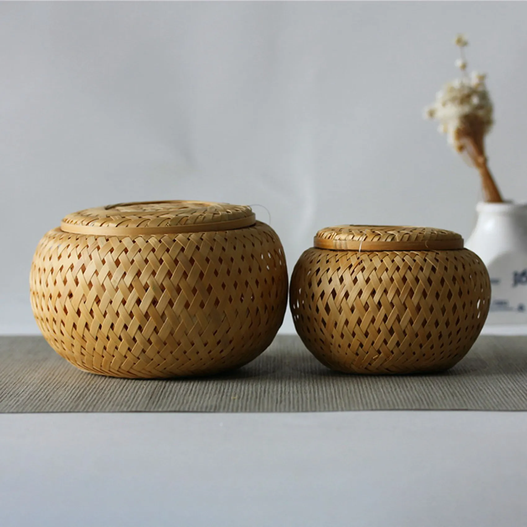 Conjunto de 2 cestas decorativas pequenas de bambu com tampa para armazenar itens pequenos feitos à mão e caixa de armazenamento de bambu trançada