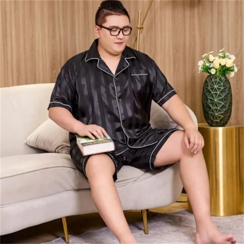 Pijamas de verano de talla grande 5XL y 150kg para hombre, pantalones cortos de satén de manga corta, conjunto de ropa de dormir a rayas y sedosas para el hogar, ropa holgada para salón