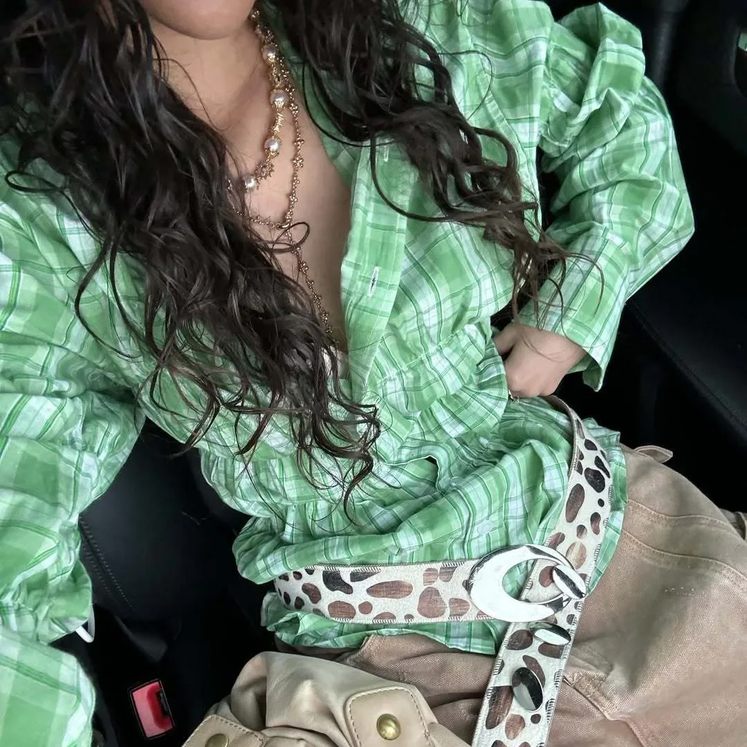 Camicetta aderente da donna primavera 2025 nuovo stile con maniche a pieghe e abito streetwear da donna con design a camicia