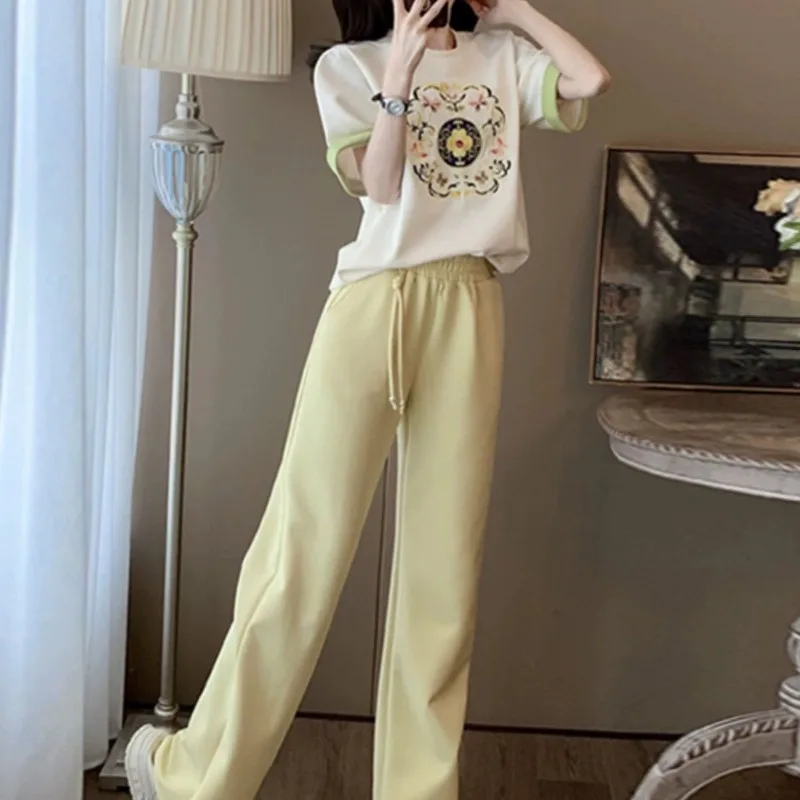 

Летний женский повседневный спортивный комплект из двух предметов 2026: молодежная футболка с коротким рукавом и свободные брюки с широкими штанинами