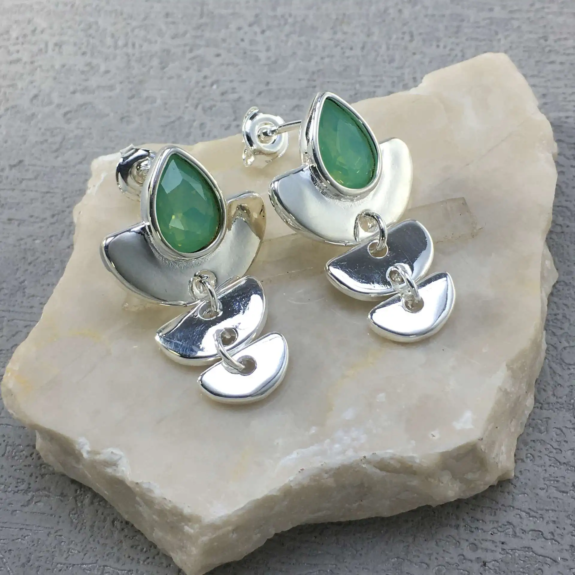 

Лето 2025 г., сверкающие и красивые серьги в светском стиле, серебристо-зеленые серьги с кисточками и кристаллами, женские аксессуары, подарки для банкета