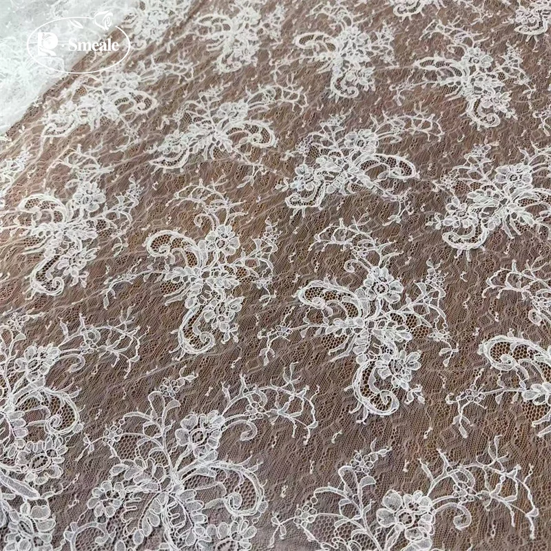 3MX1,5M Hochzeitskleid-Stoff mit Weißen Geometrischen Blumen. Hochwertiger Spitzenstoff mit Wimpernrand NEU – Detail 7