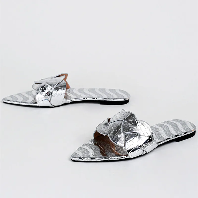 Sexy spitze Zehen Gold Silber flache Sandalen Frauen Faux Metall geprägt Design Hausschuhe leichte rutschfeste Slide Sandalen Strandschuhe