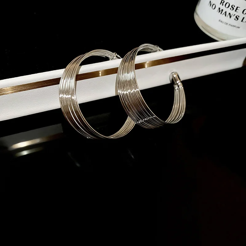 Mehrlagiges Halsketten-Set aus Metall mit geometrischen Formen, europäisch-amerikanischer Heavy-Industry-Stil, exquisites, übertriebenes Schlüsselbein-Design, kleines, cooles Geburtstagsgeschenk – Detail 9